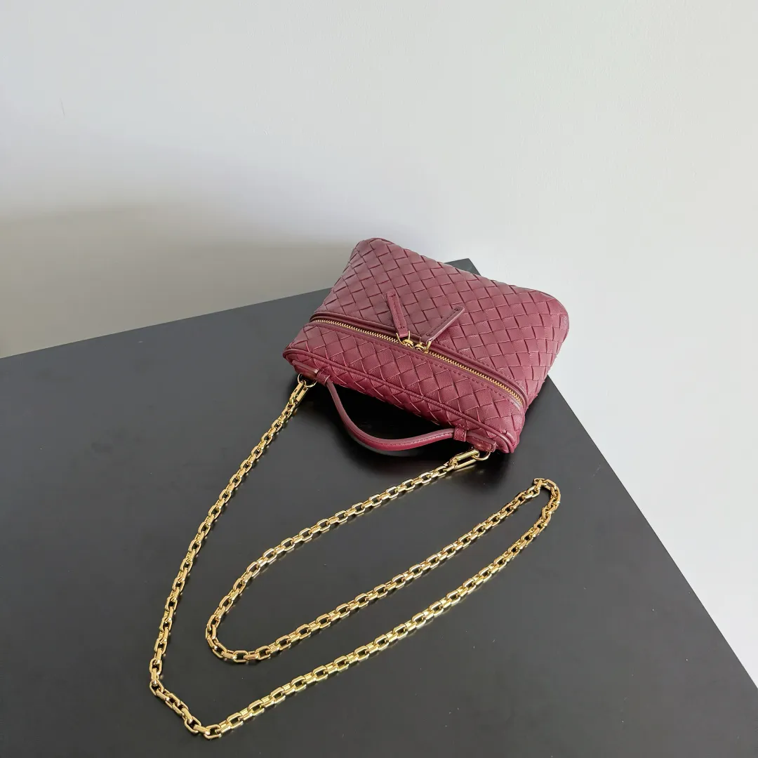 Batch 1480 BOTTEGA VENETA2025 new women's small Soft Vanity cosmetic bag, using the classic Intrecciato weaving technique, inheriting the classics, the ring buckle design 😎 The light metal chain gives you a high-end sense of matching, the chain is removable, and it can be used as a handbag ~ An elegant small bag that is perfect for participating in events. The overall body of the bag is as soft as marshmallow and can be easily kneaded, showing the strong toughness and high-end feel of the leather. The touch of sheepskin is so amazing. It is so healing when pinched! I have absolutely no resistance to small bags! ! ! Style No.: 843800 Color: Barro Red Size: 19*14*3cm